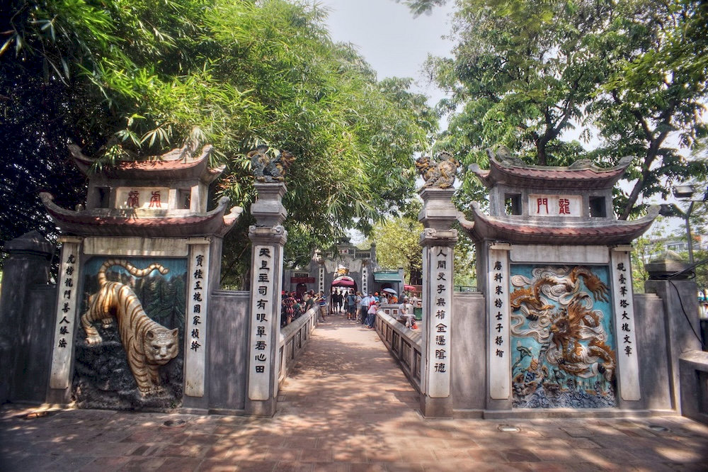 The panels depicting the dragon and tiger at the temple’s entrance symbolize wisdom and strength